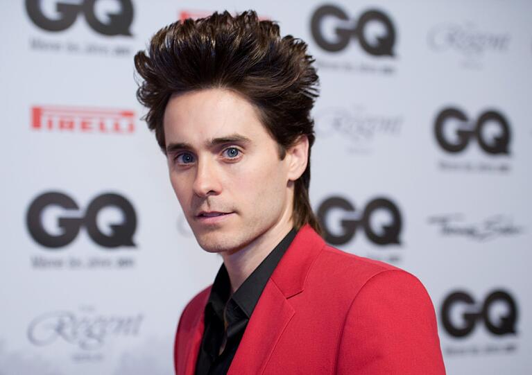 Jared Leto hat seine pinke Tolle daheim gelassen. Er trägt jetzt wieder schwarz wie die finstere Nacht.