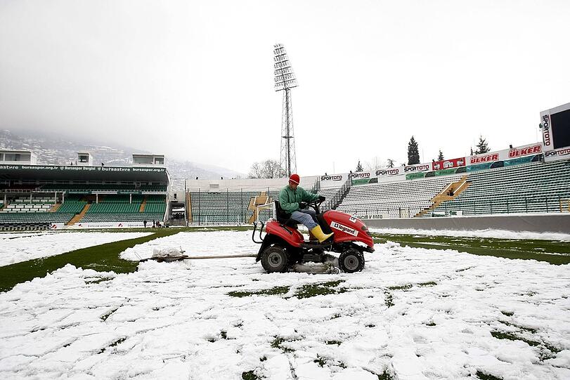 ... aber erst schwere Geschütze mussten aufgefahren werden, um gegen die Schneemassen ankommen zu können.