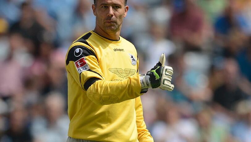 Der Stein des Anstoßes : Die Stutzen von Gabour Kiraly unter seiner Jogginghose. Der Stein des Anstoßes : Die Stutzen von Gabour Kiraly unter seiner Jogginghose.