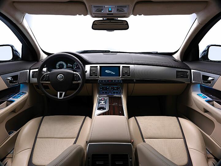 Dieser Bereich ist unverändert: Das Cockpit ist in XT Limousine und Sportbrake identisch &ndash; nämlich schlicht-elegant.