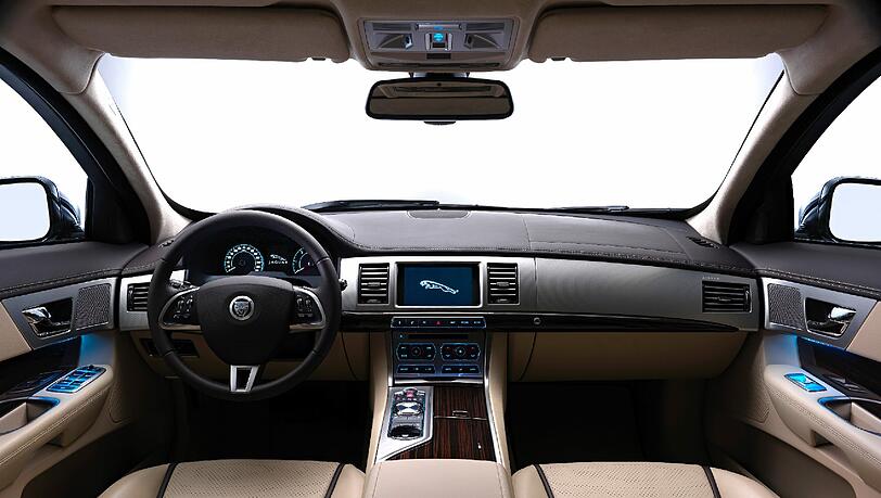 Dieser Bereich ist unverändert: Das Cockpit ist in XT Limousine und Sportbrake identisch – nämlich schlicht-elegant. Dieser Bereich ist unverändert: Das Cockpit ist in XT Limousine und Sportbrake identisch – nämlich schlicht-elegant.
