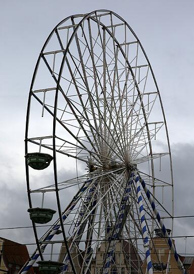 Auf dem Weihnachtsmarkt in Rostock hat das Riesenrad im oberen Bereich keine Gondeln mehr, sie wurden vorsorglich demontiert. Der größte Weihnachtsmarkt Norddeutschlands bleibt am Donnerstag wegen "Xaver" geschlossen.