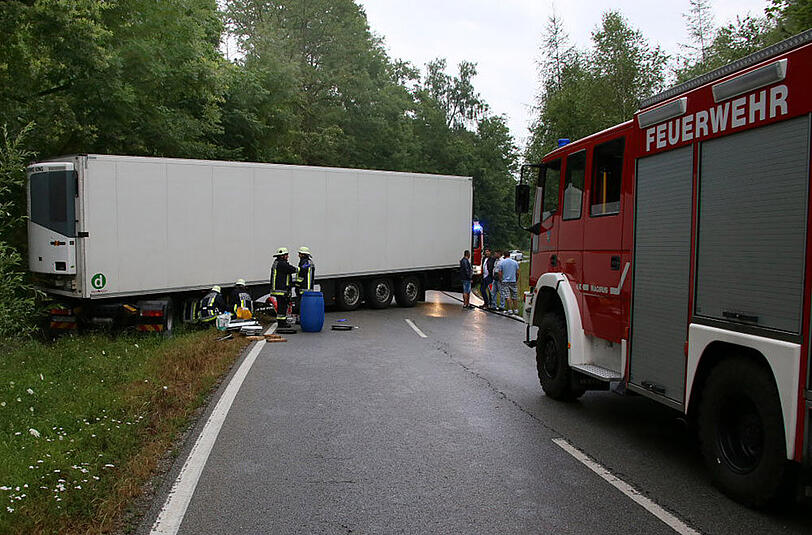 Bilder vom Unfall in Kraiburg, bei dem sich ein leere Sattelschlepper auf einem Berg verkeilte und so die gesamte Straße blockierte.