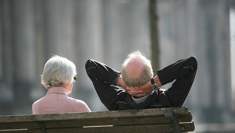 Weil Frauen deutlich weniger Rente erhalten als Männer, sind sie auch häufiger auf Grundsicherung um Alter angewiesen. Weil Frauen deutlich weniger Rente erhalten als Männer, sind sie auch häufiger auf Grundsicherung um Alter angewiesen.