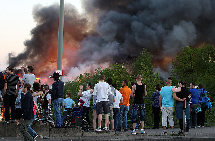 Erste Meldungen der Feuerwehr, dass wegen der starken Rauchentwicklung Besucher des Hafengeburtstags in Sicherheit gebracht wurden, bestätigten sich nicht. Foto: Bodo Marks