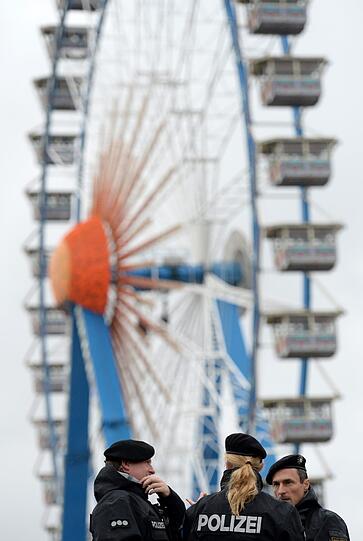Der erste Wiesn-Sonntag gehört den Trachtlern und dem traditionellen Umzug. In den Zelten ging's gemütlicher zu als beim Anstich. Die Bilder von Tag 2 zum Durchklicken.