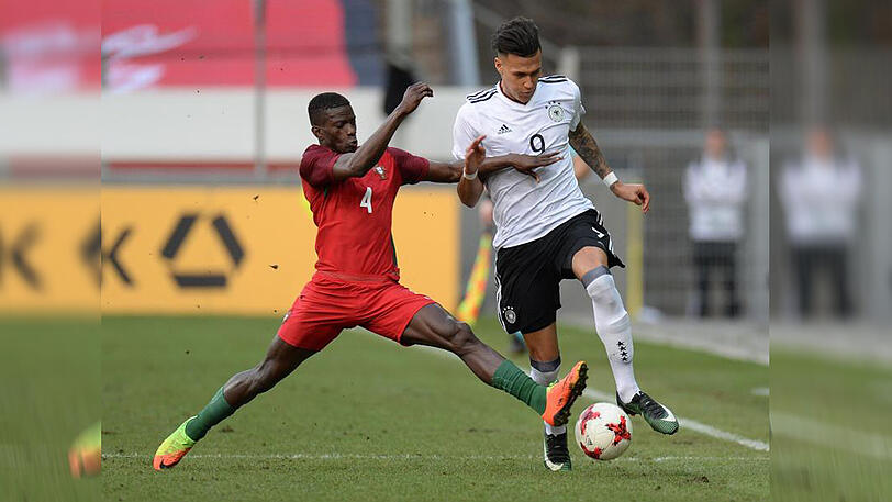Beim letzten Testspiel vor der Em grätscht der Portugiese Edgar Ie (l) Davie Selke in den Lauf.