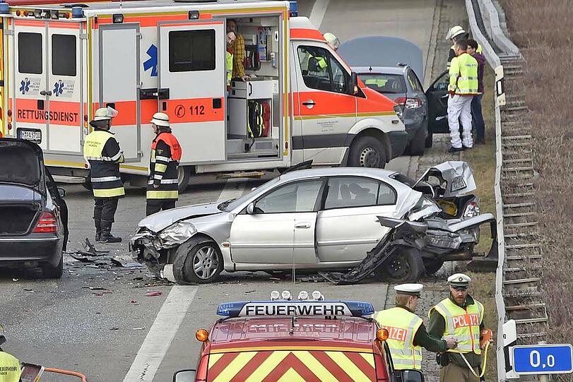 Bei einem Verkehrsunfall auf der A 8 sind vier Personen verletzt worden. Der Unfall ereignete sich stadteinwärts auf Höhe der Anschlussstelle Perlach.