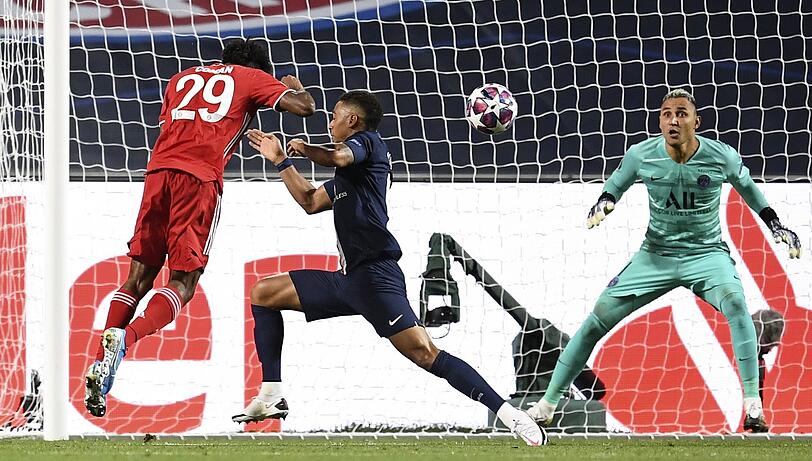 Kingsley Coman (links) köpft gegen Thilo Kehrer (Mitte) und Torwart Keylor Navas (rechts) zum entscheidenden 1:0 für den FC Bayern ein.