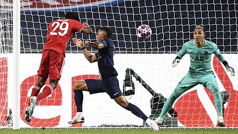 Kingsley Coman (links) köpft gegen Thilo Kehrer (Mitte) und Torwart Keylor Navas (rechts) zum entscheidenden 1:0 für den FC Bayern ein.