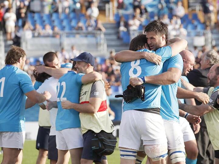 Die Rugby-Auswahl aus Uruguay feiert ihren Überraschungssieg.