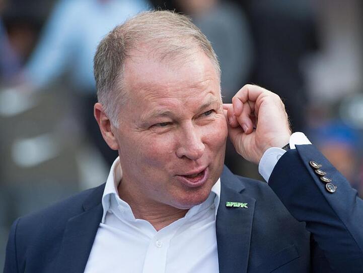 Augsburgs Manager Stefan Reuter steht vor dem Spiel im Stadioninnenraum. Foto: Annegret Hilse/dpa/Archiv