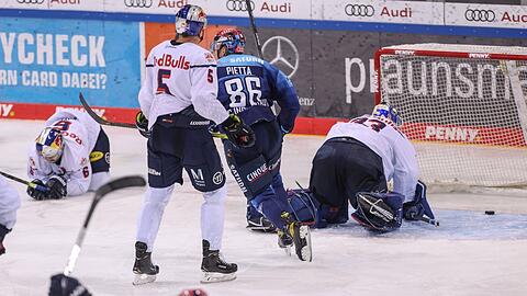 Ingolstadt jubelt, München am (Eis-)Boden zerstört: Die Panther schlagen die Red Bulls um Goalie Danny aus den Birken mit 5:4 in Overtime - das Viertelfinal-Aus des EHC ist besiegelt.