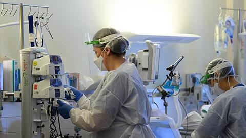 Intensivpflegerinnen auf der Covid-19-Intensivstation einer Klinik. (Archivbild).