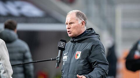 Stefan Reuter, Manager des FC Augsburg, gibt ein Interview.