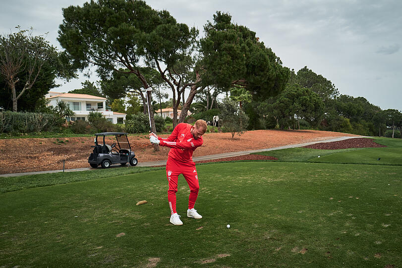 Mit Golf und Paddel-Tennis: Die Bayern-Stars genießen ihren freien Dienstagnachmittag im Trainingslager.