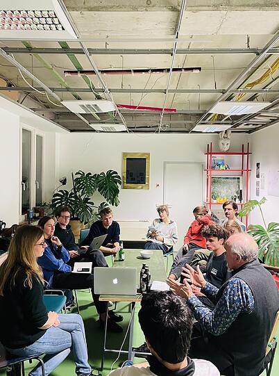 Die Initiative Justizzentrum Erhalten bei einer Konferenz.