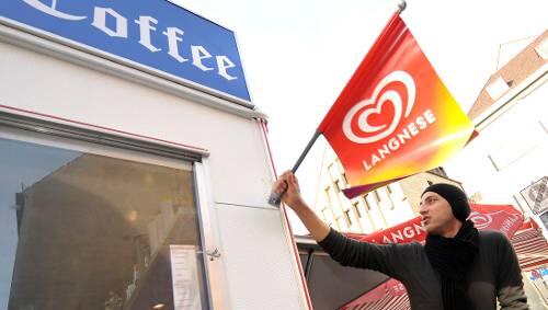 Aha: Diese kleine Werbe-Flagge, bemängeln die Behördenvertreter, störe den Nürnberger Luftraum. Aha: Diese kleine Werbe-Flagge, bemängeln die Behördenvertreter, störe den Nürnberger Luftraum.