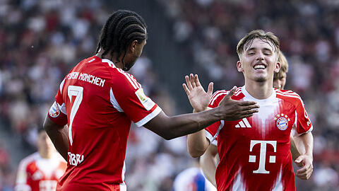 Lennart Karl (r.) zählt zu den großen Hoffnungsträgern beim FC Bayern.