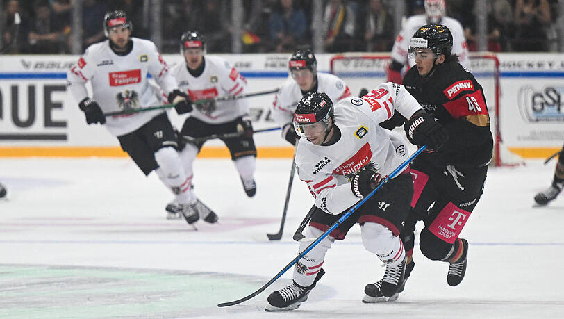 Lucas Thaler (&Ouml;sterreich, l.) jagt Phillip Sinn (Deutschland) davon, bald k&auml;mpfen sie im Trikot des EHC Red Bull M&uuml;nchen gemeinsam um Punkte und Tore.