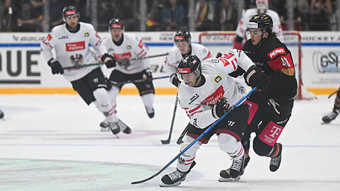 Lucas Thaler (&Ouml;sterreich, l.) jagt Phillip Sinn (Deutschland) davon, bald k&auml;mpfen sie im Trikot des EHC Red Bull M&uuml;nchen gemeinsam um Punkte und Tore.