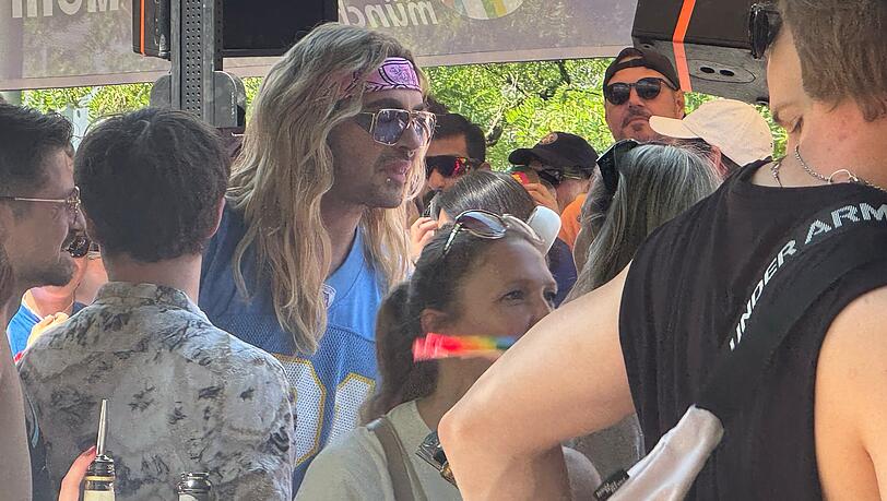 Tokio-Hotel-Star Bill Kaulitz f&auml;hrt beim M&uuml;nchner CSD auf dem Wagen von "Hans im Gl&uuml;ck" mit.