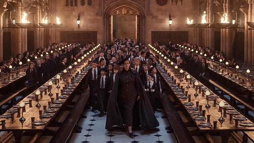 In der Gro&szlig;en Halle versammeln sich die Hogwarts-Sch&uuml;ler.