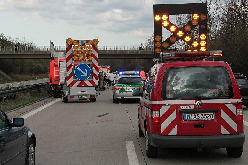 Ein 70 Jahre alter Autofahrer ist am Donnerstag bei einem Unfall auf der Autobahn 94 nahe Poing in Oberbayern ums Leben gekommen. Der Mann übersah das Ende eines Staus.