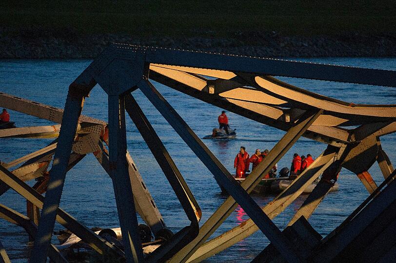 Mehrere Boote und Taucher suchen den Fluss ab