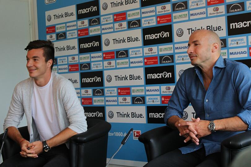 Sein erster Transfer: Sportchef Necat Aygün mit Stefan Mugosa im Löwenstüberl
