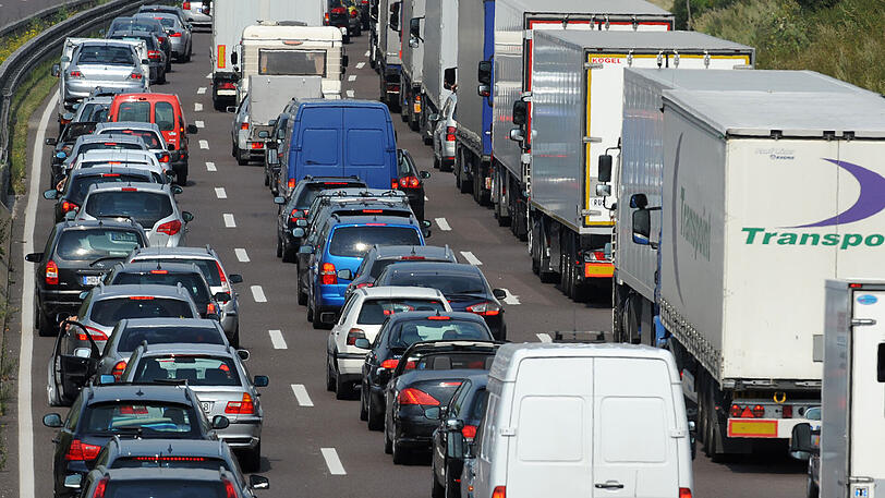 Wegen Bauarbeiten kann es auf einigen Autobahnen im Freistaat am Wochenende zu Staus kommen. (Archivbild)