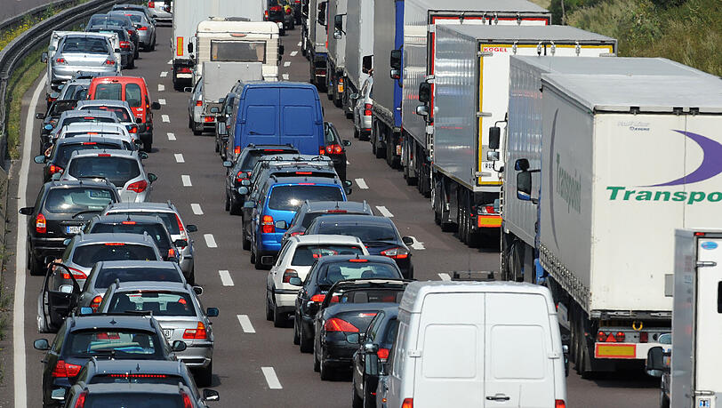 Wegen Bauarbeiten kann es auf einigen Autobahnen im Freistaat am Wochenende zu Staus kommen. (Archivbild) Wegen Bauarbeiten kann es auf einigen Autobahnen im Freistaat am Wochenende zu Staus kommen. (Archivbild)