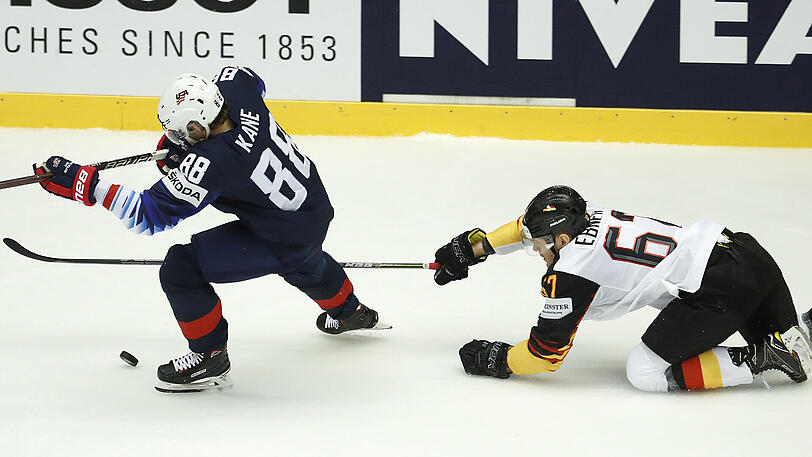 Am Boden: DEB-Akteur Bernhard Ebner (rechts) hat gegen US-Spieler Patrick Kane das Nachsehen.