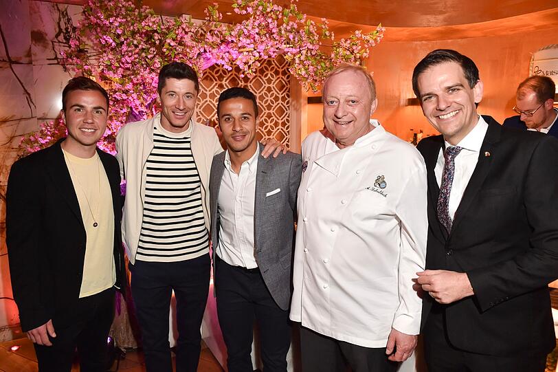 Mario Götze, Robert Lewandowski, Thiago Alcantara, Alfons Schuhbeck und Dominik G. Reiner
