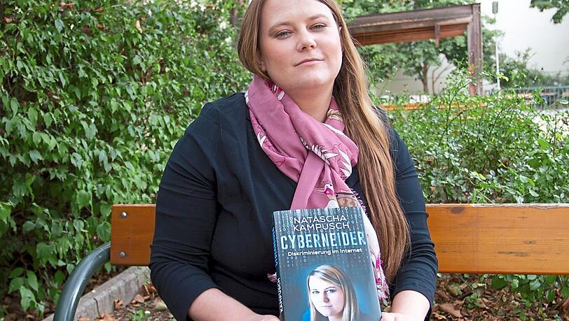 Kampusch mit ihrem neuen Buch "Cyberneider". Kampusch mit ihrem neuen Buch "Cyberneider".