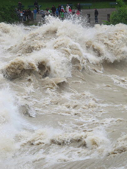 Die reißende Isar am Montagmittag vor genau einem halben Jahr. Die Bilder.