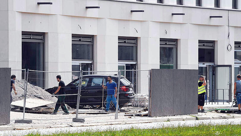 Vermutlich aus gesundheitlichen Gründen verlor ein BMW-Fahrer die Kontrolle über seinen X3 und krachte in eine Baustelle. Die Bilder.