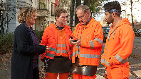 "Die Drei von der Müllabfuhr": "Käpt?n" Werner Träsch (Uwe Ochsenknecht, 2. v. r.), Ralle (Jörn Hentschel) und Tarik (Aram Arami, r.) kümmern sich um Regine (Birge Schade), die ihren Ehering sucht