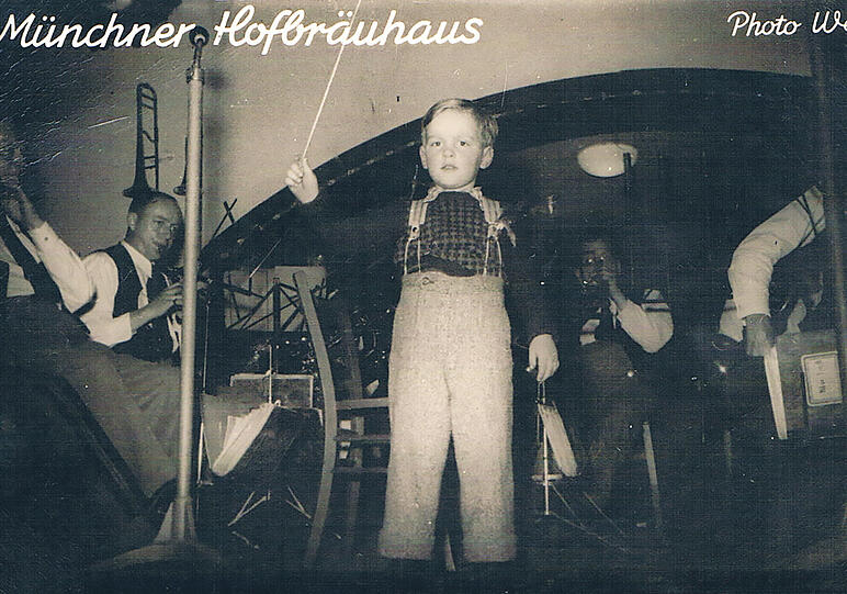 Im Hofbräuhaus den Taktstock schwingen dürfen - mei, da ist der Bub stolz. "Arm, aber glücklich ist mein Fazit aus dieser Zeit", schreibt Norbert Helgert.