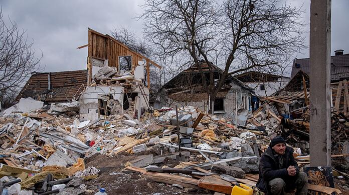 Bei einem russischen Luftangriff wurden sechs Menschen getötet und viele Häuser in dem kleinen Dorf Markhalivka in der Ukraine zerstört.