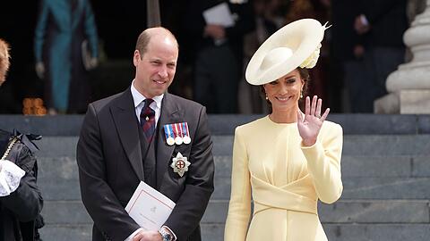 Prinz William und seine Frau, Herzogin Kate nach dem Dankgottesdienst in der St Paul's Cathedral in London.