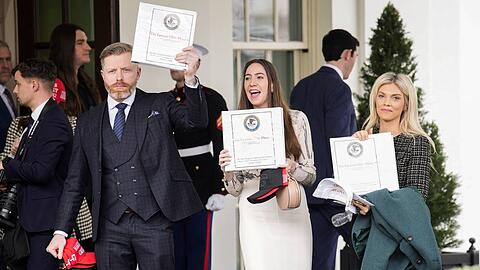 Die Aktenordner mit der Aufschrift "The Epstein Files: Phase 1" wurden vor dem Weißen Haus präsentiert.