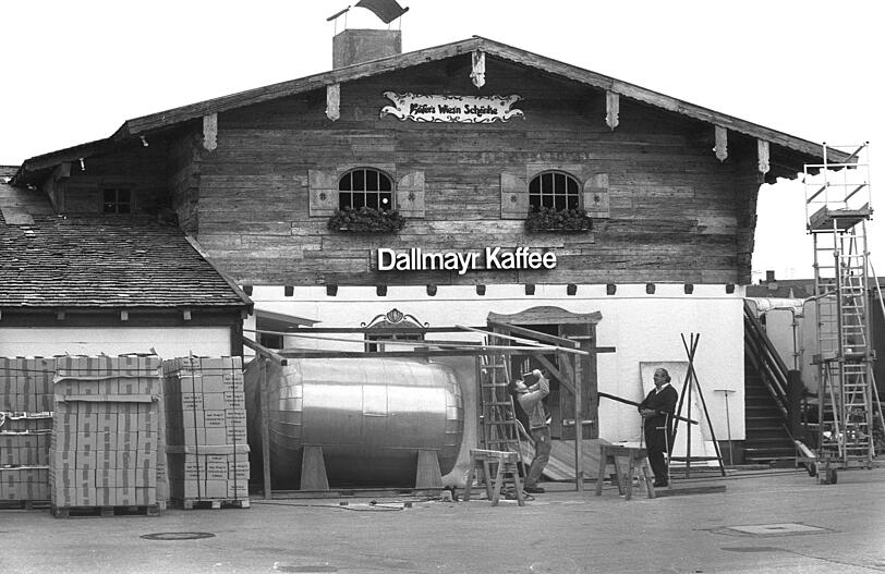 Die ersten Bier-Container beim Einbau in den Käfer. Die ersten Bier-Container beim Einbau in den Käfer.