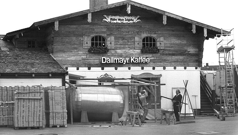 Die ersten Bier-Container beim Einbau in den Käfer. Die ersten Bier-Container beim Einbau in den Käfer.