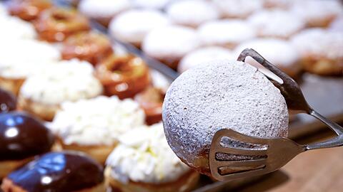 Faschingskrapfen in allen Variationen locken derzeit in den B&auml;ckereien nicht nur die Narren. (Archivbild)