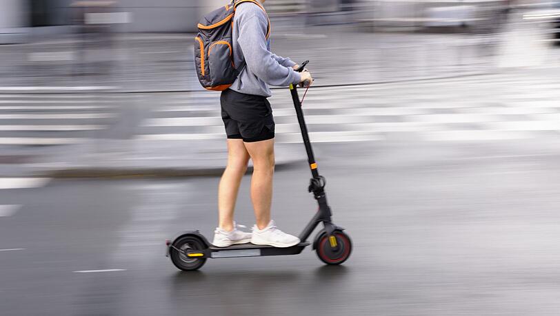 Fahrerinnen und Fahrer sowie Verleih-Firmen werden bei E-Scooter-Unf&auml;llen k&uuml;nftig st&auml;rker in die Pflicht genommen.