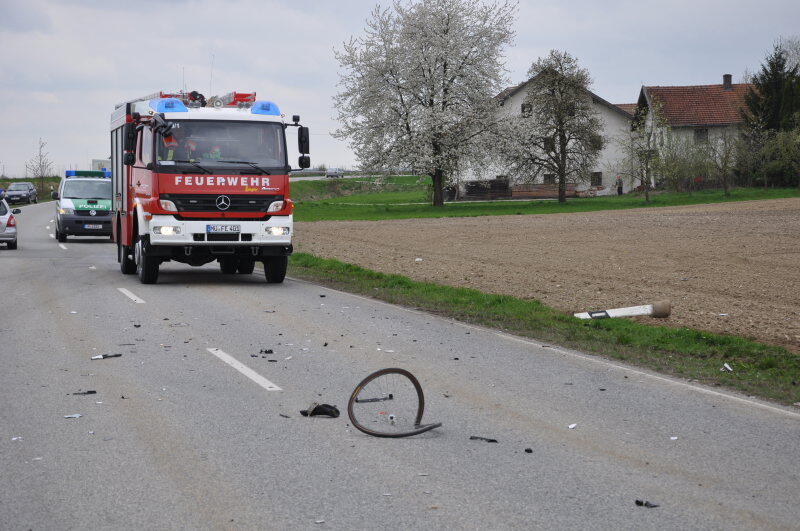 Am Mittwochnachmittag ereignete sich zwischen Erharting und Winhöring ein tödlicher Verkehrsunfall. Ein Radfahrer wurde von einem Kastenwagen frontal erfasst und stirbt noch an der Unfallstelle.
