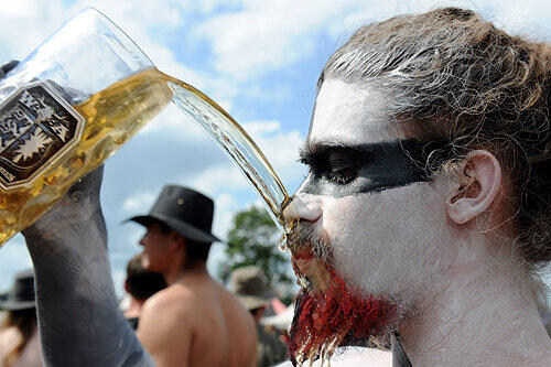 ...gezielt in den Mund. Wacken 2010.