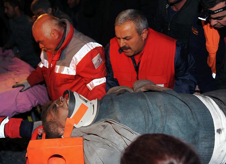 Bei einem neuerlichen Erdbeben im Osten der Türkei sind mindestens sieben Menschen getötet worden.