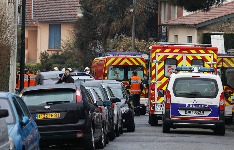 Der mutmaßliche Serienmörder von Toulouse ist nach Angaben von Präsident Nicolas Sarkozy identifiziert. Der schwer bewaffnete Verdächtige hat sich in einem Mehrfamilienhaus verschanzt, dessen Bewohner gegen Mittag evakuiert wurden.